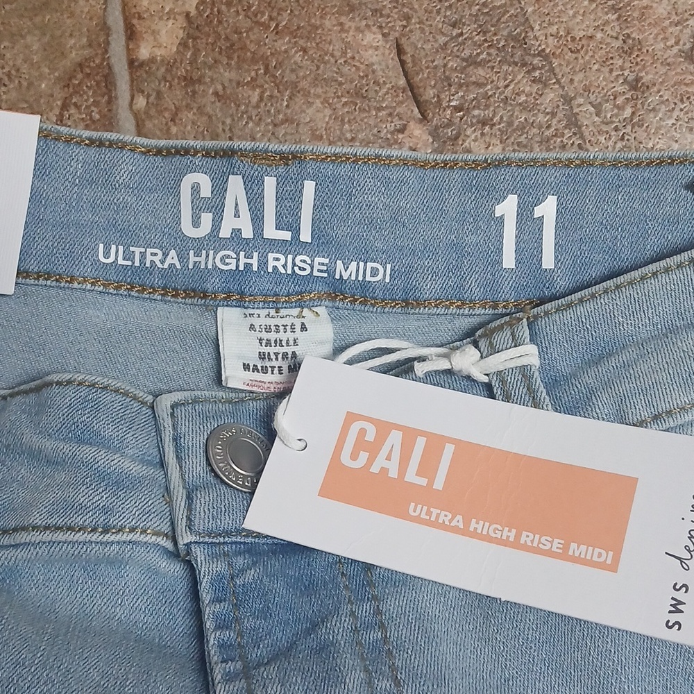 NWT Ultra High Rise Cali Light Blue Distressed Denim Shorts size 11 - Picture 2 of 7